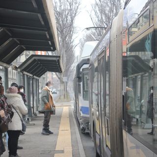 Covid, stop alle mascherine sui mezzi pubblici: proroga di un mese nelle strutture sanitarie