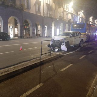 Incidente tra due auto in pieno centro a Pinerolo