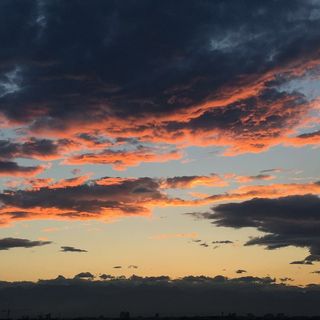 cielo poco nuvoloso - foto d'archivio