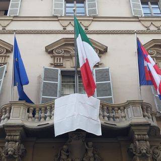 Lo striscione esposto fuori da Palazzo Lascaris