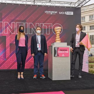 seconda tappa del Giro al via da Stupinigi
