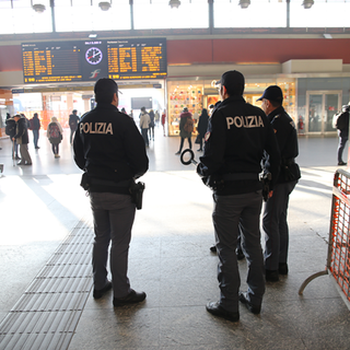 7 indagati e quasi 3 mila persone identificate: i numeri del bilancio settimanale della Polizia nelle stazioni e sui treni del Piemonte