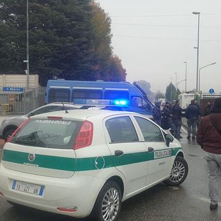 Feriti due poliziotti