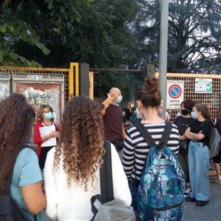 studenti all'esterno del Regina Margherita