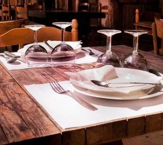 Come torneremo al ristorante? Ecco la cena &quot;tipo&quot; in sicurezza: tavoli e orari da prenotare, niente menù cartacei, olio e sale monouso