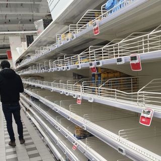 scaffali vuoti supermercato