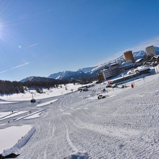 Neve in montagna, nel weekend aprono le piste della Vialattea: inizia la stagione sciistica