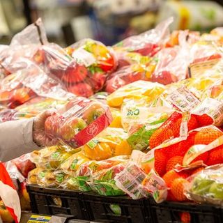 carrello della spesa e frutta