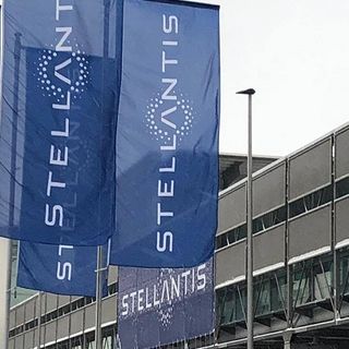 Bandiere di uno stabilimento Stellantis