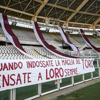 gli striscioni esposti all'Olimpico