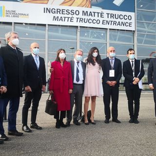 Taglio del nastro con autorità al Salone del Libro 2021