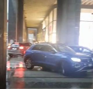 Pioggia, grandine, fulmini e tuoni. Il maltempo si riaffaccia sul Piemonte. Le auto cercano riparo sotto i portici [VIDEO]