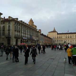 Piazza Castello persone che passeggiano zona gialla
