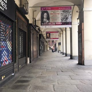 strade di Torino deserte e negozi chiusi