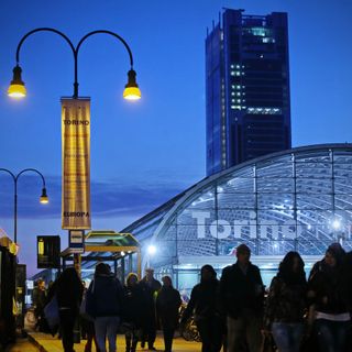 Stazione di Porta Susa con passeggeri a piedi