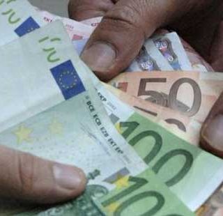 Finto carabiniere truffa anziana di Moncalieri, portandole via 8 mila euro: ma le telecamere lo inchiodano