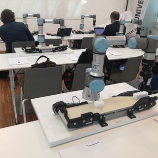 robot collaborativo appoggiato a un tavolo