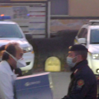 La consegna del vaccino anti covid a Torino: i carabinieri lo passano a Giovanni Di Perri