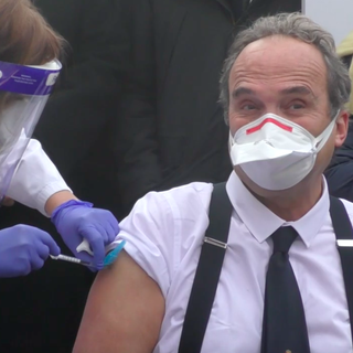 Il vaccino del prof. Di Perri, medico, il rimo vaccinato in Piemonte il 27 dicembre 2020