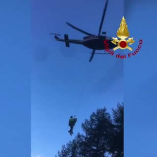 Si perde tra i boschi di Prali: lo recuperano sano e salvo i vigili del fuoco [VIDEO]