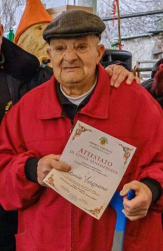 Antonio Vergnano con l’Attestato di Civica Benemerenza in mano Antonio Vergnano con l’Attestato di Civica Benemerenza in mano
