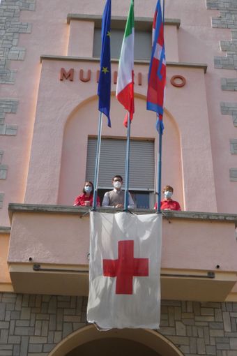 Torre Pellice bandiera Cri dal balcone del municipio