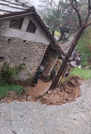 Frana a Luserna alta: un paio di case abitate sono isolate Frana a Luserna alta: un paio di case abitate sono isolate