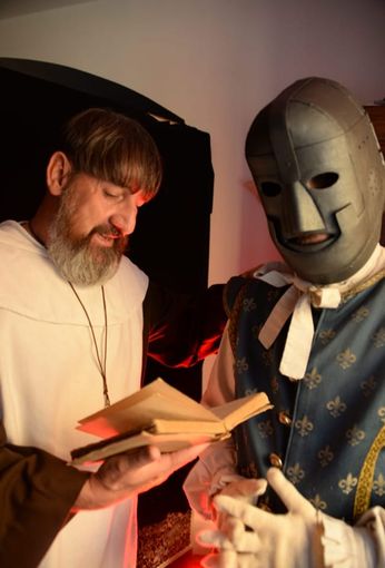 Alberto Depetris nei panni del frate con la Maschera di Ferro