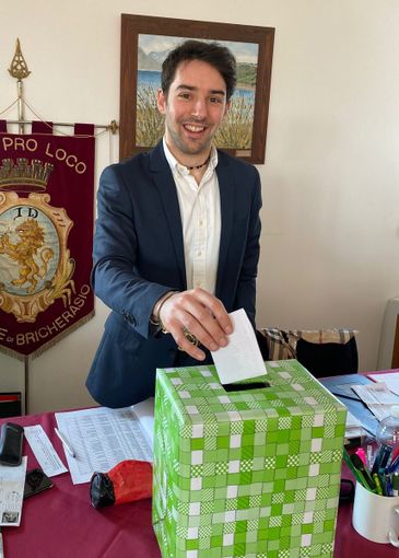 Alberto Godino durante le votazioni per il rinnovo del direttivo