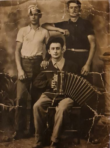 A sinistra Emilio Tourn in compagnia dell'amico Angelo Giachero con la fisarmonica e di una terza persona di cui non si conosce il nome A sinistra Emilio Tourn in compagnia dell'amico Angelo Giachero con la fisarmonica e di una terza persona di cui non si conosce il nome