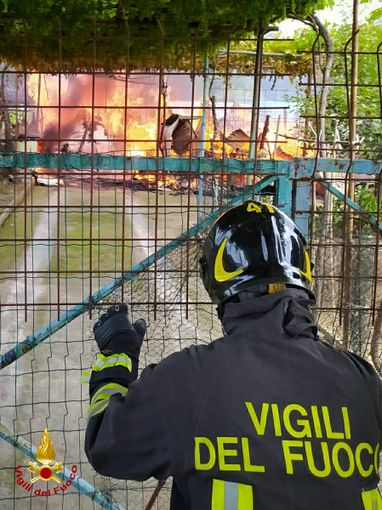 Beinasco, rogo in alcuni capanni agricoli: intervento dei vigili del fuoco