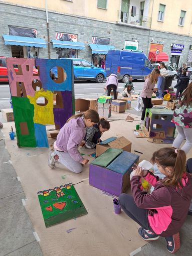 A Pinerolo si crea con la carta: piazza Roma ospita un laboratorio di riciclo