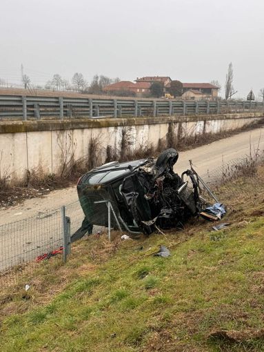 Esce di strada in tangenziale: incidente lungo la Torino-Pinerolo Esce di strada in tangenziale: incidente lungo la Torino-Pinerolo