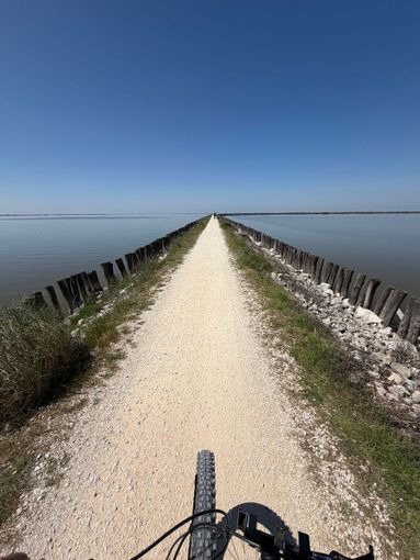 Pedalando sospesi tra cielo e laguna: Sosso alla scoperta dell’Argine degli Angeli Pedalando sospesi tra cielo e laguna: Sosso alla scoperta dell’Argine degli Angeli