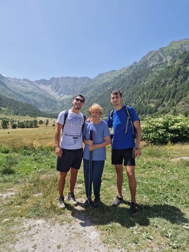 Renata al Pra con infermiere e fisioterapista