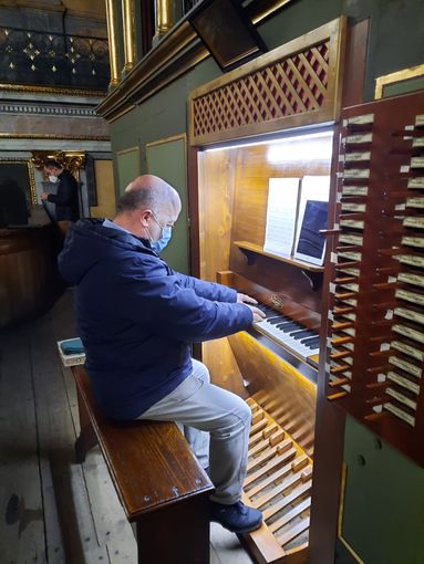 Mauro Marconetto suona l'organo della chiesa parrocchiale di Cavour per il concerto di Natale 2020 di Organicamente Mauro Marconetto suona l'organo della chiesa parrocchiale di Cavour per il concerto di Natale 2020 di Organicamente