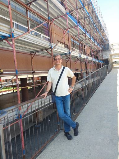 Felizia davanti al cantiere delle elementari Felizia davanti al cantiere delle elementari