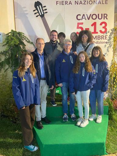 Alcuni componenti del gruppo di giovani, con il presidente della ProCaovur, il sindaco e altri esponenti dell’Amministrazione Alcuni componenti del gruppo di giovani, con il presidente della ProCaovur, il sindaco e altri esponenti dell’Amministrazione