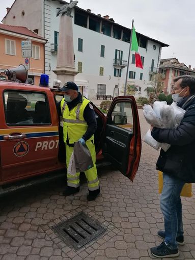 Cavour distribuisce due mascherine per famiglia: «Speriamo di finire la consegna nel week end»