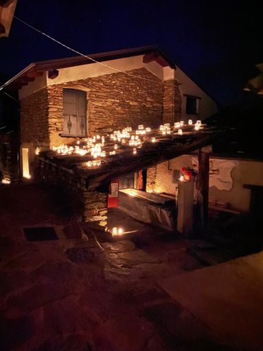 La borgata di Pequerel illuminata con le lanterne