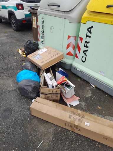 Rifiuti abbandonati fuori da un eco punto