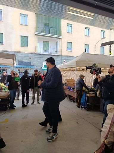 Cannavacciuolo al mercato di piazza Roma a Pinerolo