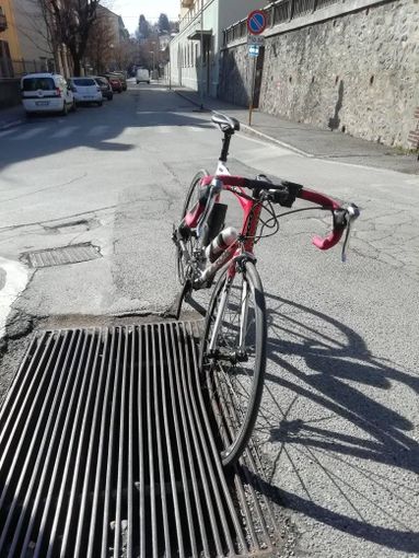 Bicicletta nella griglia in via Davico a Pinerolo