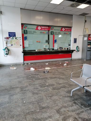 Uno dei raid dei vandali nella sala d’attesa Uno dei raid dei vandali nella sala d’attesa