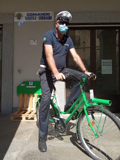 Il vigile Morello in sella alla sua PoliceBike Il vigile Morello in sella alla sua PoliceBike