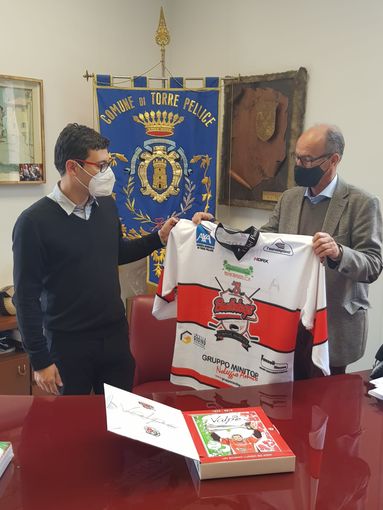 Cogno consegna la maglia delle giovanili della Valpe a Leonz Eder Cogno consegna la maglia delle giovanili della Valpe a Leonz Eder