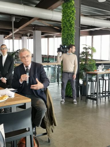 Intervento in una discussione in sala