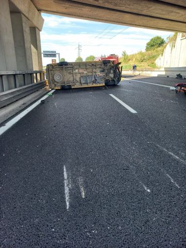 Auto ribaltata su un fianco dopo un incidente Auto ribaltata su un fianco dopo un incidente