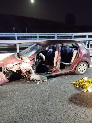 Auto imbocca la tangenziale in contromano e provoca un incidente: un ferito in codice rosso al Cto