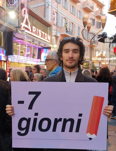 Fabio Rotondo davanti all'Ariston durante la campagna per il voto fuori sede